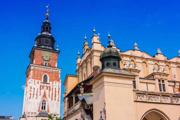 Plaza del Mercado Principal con Torre del Ayuntamiento en Cracovia, Polonia — Foto de Stock