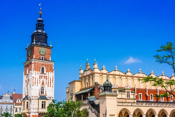 Πλατεία Κεντρικής αγοράς με πύργο Δημαρχείου στην Κρακοβία, Πολωνία — Φωτογραφία Αρχείου