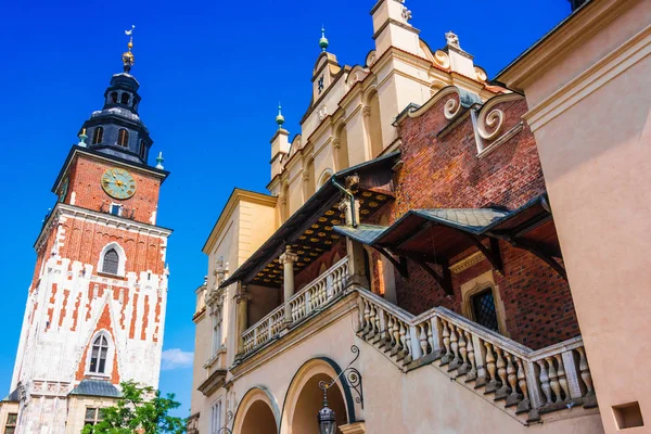 Plaza del Mercado Principal con Torre del Ayuntamiento en Cracovia, Polonia — Foto de Stock