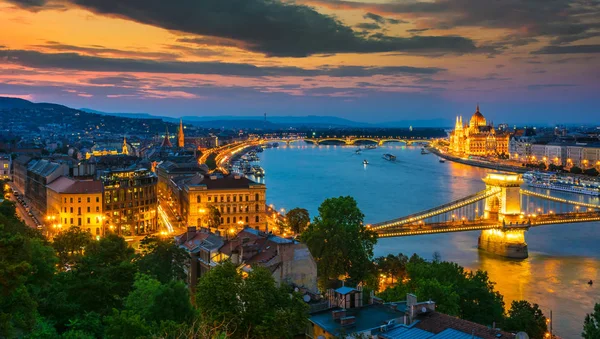 Panoramisch uitzicht van Boedapest bij nacht — Stockfoto
