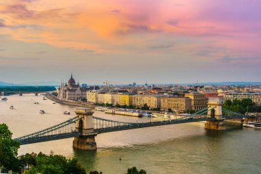 Gün batımından sonra Budapeşte'nin panoramik manzarası