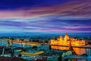 Gün batımından sonra Budapeşte'nin panoramik manzarası