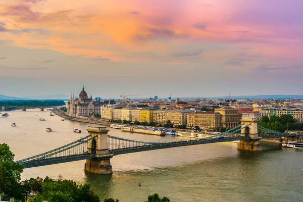 Panoramautsikt över Budapest efter solnedgången — Stockfoto