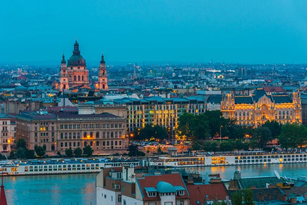 Panoramautsikt över Budapest efter solnedgången — Stockfoto