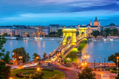 Gün batımından sonra Budapeşte'nin panoramik manzarası
