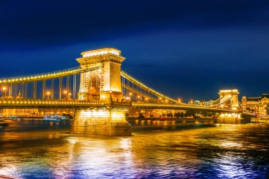  Budapeşte'de Chain Bridge, Macaristan gece