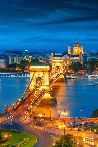 Вид на Будапешт с Цепным мостом ночью — стоковое фото