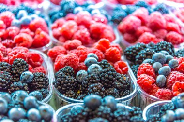 Sokak pazarında ahududu, yaban mersini ve böğürtlen