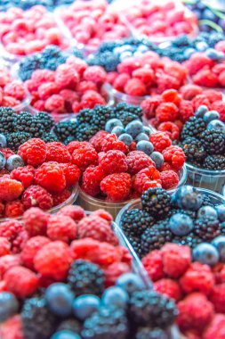 Sokak pazarında ahududu, yaban mersini ve böğürtlen