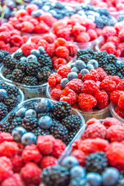 Sokak pazarında ahududu, yaban mersini ve böğürtlen