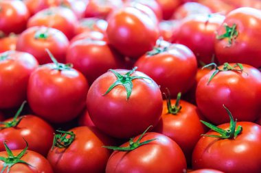 Sokak tezgahında taze organik domates