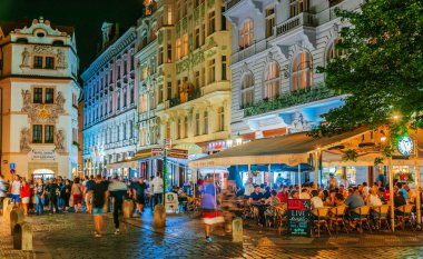 Prag şehir merkezindeki Karlova Caddesi'nin gece manzarası