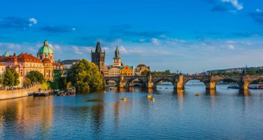Vltava üzerinde Charles Köprüsü ile dowtown Prag görünümü