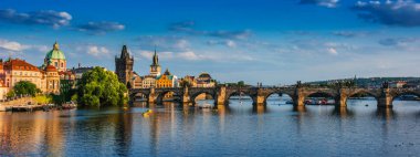Vltava üzerinde Charles Köprüsü ile dowtown Prag görünümü