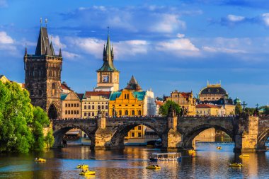 Vltava üzerinde Charles Köprüsü ile dowtown Prag görünümü