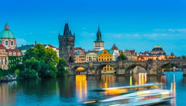 Vltava üzerinde Charles Köprüsü ile dowtown Prag görünümü