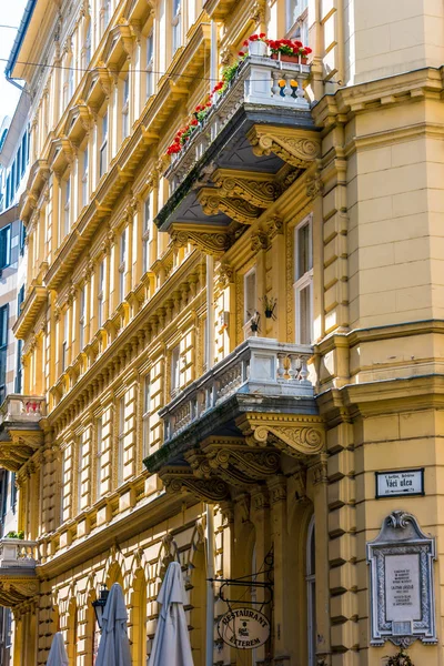 Famous Vaci street, the main shopping street in Budapest — Stock Photo, Image