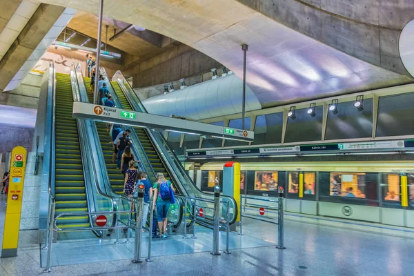 Interno della stazione della metropolitana Kalvin Ter a Budapest, Ungheria — Foto Stock