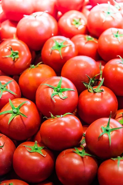 Sokak tezgahında taze organik domates — Stok fotoğraf