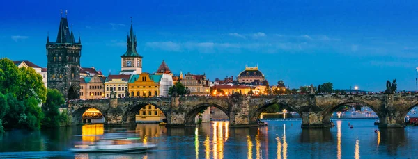 Blick auf die Stadt Prag mit Karlsbrücke über die Moldau — Stockfoto