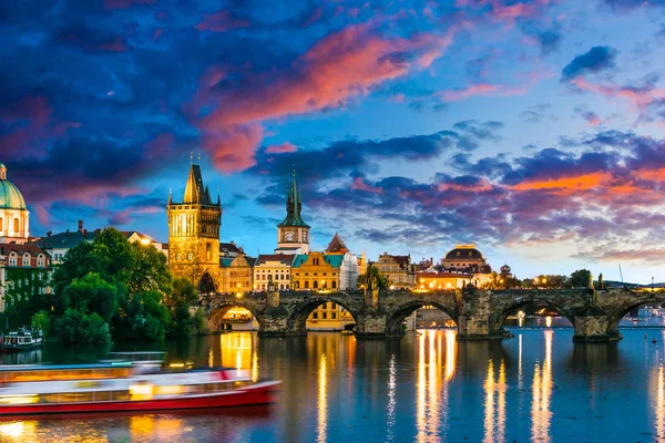 Blick auf die Stadt Prag mit Karlsbrücke über die Moldau — Stockfoto