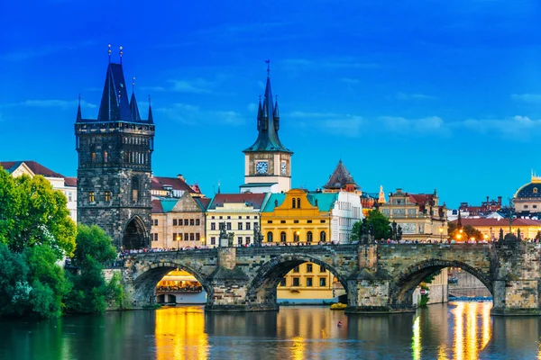 Blick auf die Stadt Prag mit Karlsbrücke über die Moldau — Stockfoto