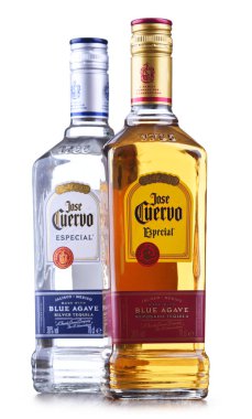 Tekila Şişeleri Jose Cuervo beyaz izole