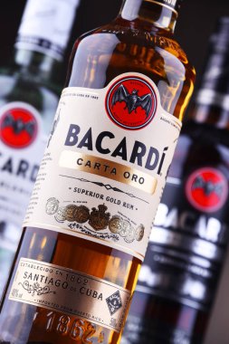 Bacardi rom şişeleri