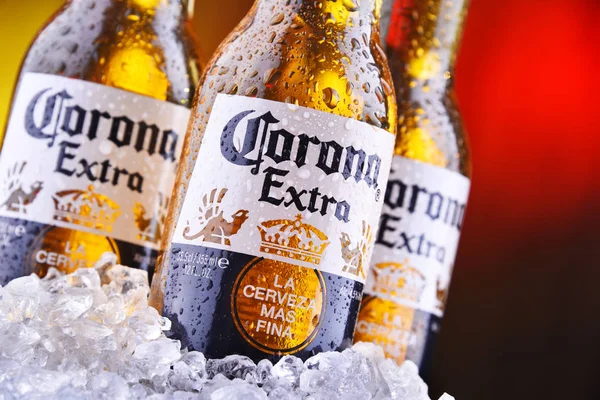 Corona ekstra bira şişeleri — Stok fotoğraf