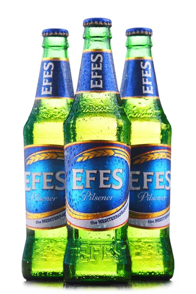 Три пляшки Efes Pilsener ізольовані на білому — стокове фото