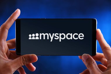 Myspace logosunu gösteren akıllı telefonu tutan eller