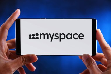 Myspace logosunu gösteren akıllı telefonu tutan eller
