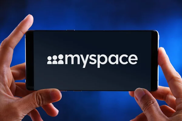 Kezek gazdaság smartphone megjelenítő logó a MySpace — Stock Fotó