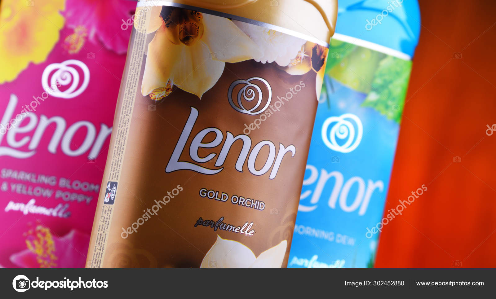 액체 레노르 직물 유연제 병 — 스톡 에디토리얼 사진 © monticello #302452880