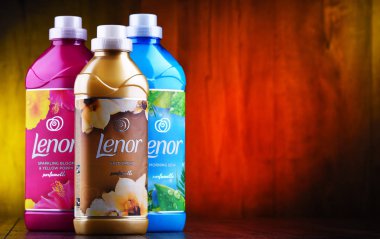 Sıvı Lenor kumaş yumuşatıcı şişeleri