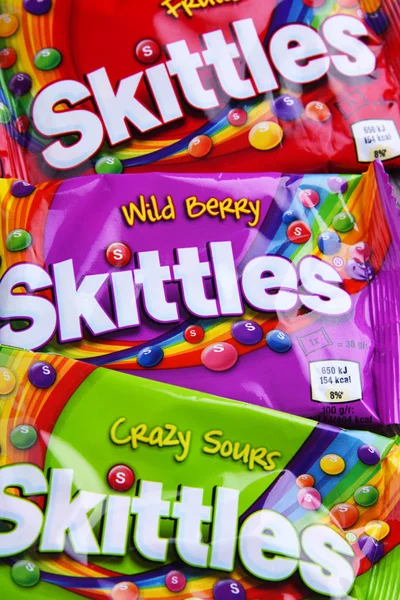 Pakninger med Skittles sukkertøy – stockfoto