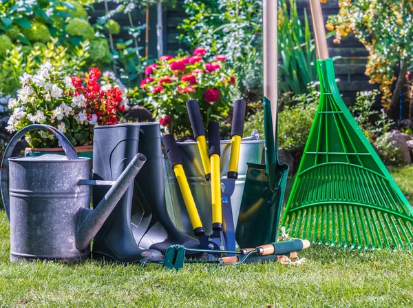 Gardening tools on the grass in the garden — Stock Photo, Image