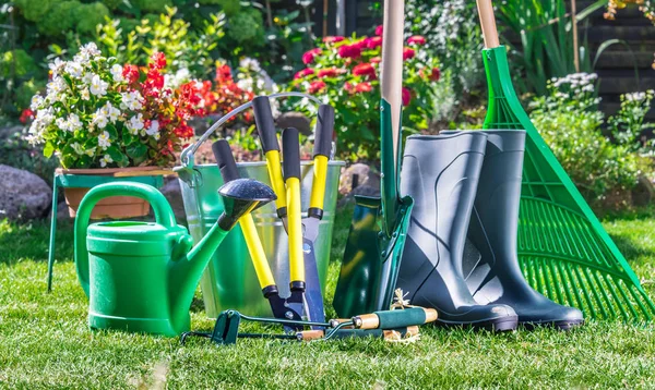 Ferramentas de jardinagem na grama no jardim — Fotografia de Stock