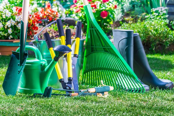 Herramientas de jardinería en la hierba en el jardín — Foto de Stock