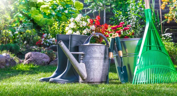 Gartengeräte auf dem Rasen im Garten — Stockfoto