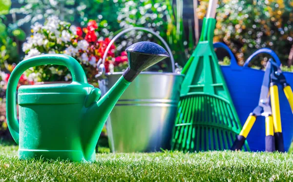 Trädgårdsredskap på gräset i trädgården — Stockfoto