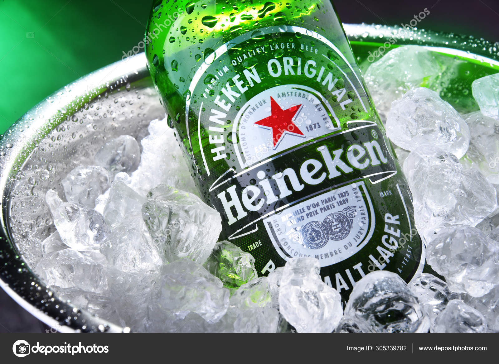 Bottle of Heineken beer in bucket with crushed ice – Stock Editorial Photo  © monticello #305339782