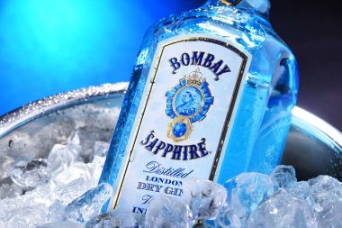 Ezilmiş buz ile Bombay Sapphire cin oin kova Şişe