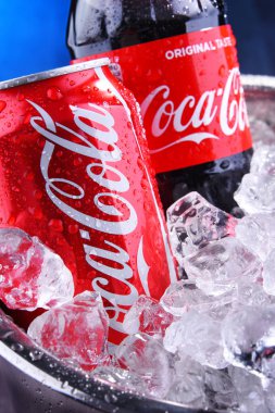 Ezilmiş buz ile kova Coca-Cola şişe ve kutu
