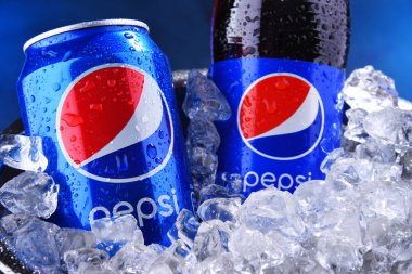 Ezilmiş buz ile kova içinde Şişe ve Pepsi can