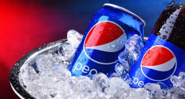 Ezilmiş buz ile kova içinde Şişe ve Pepsi can