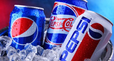Ezilmiş buz ile kova Pepsi üç can
