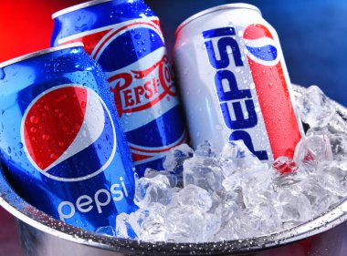Ezilmiş buz ile kova Pepsi üç can