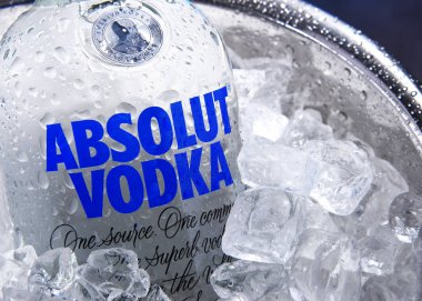 Ezilmiş buz ile kova Absolut Votka Şişe