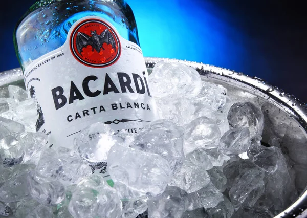 Botella de ron de oro Bacardi en cubo con hielo picado —  Fotos de Stock